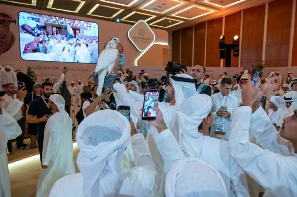 «أبوظبي للصيد».. بيع صقر «جير بيور ألترا وايت» بـ 1.1 مليون درهم