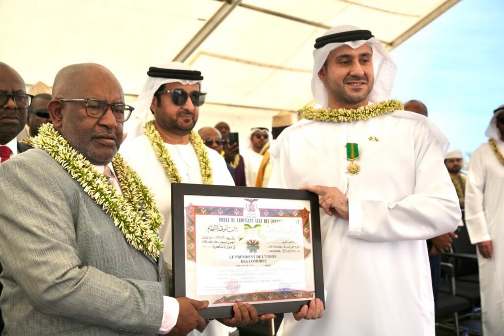 الثالث من نوعه..جزر القمر تمنح وسام الهلال الأخضر القمري برتبة فارس لرئيس تنفيذي لشركة إماراتية